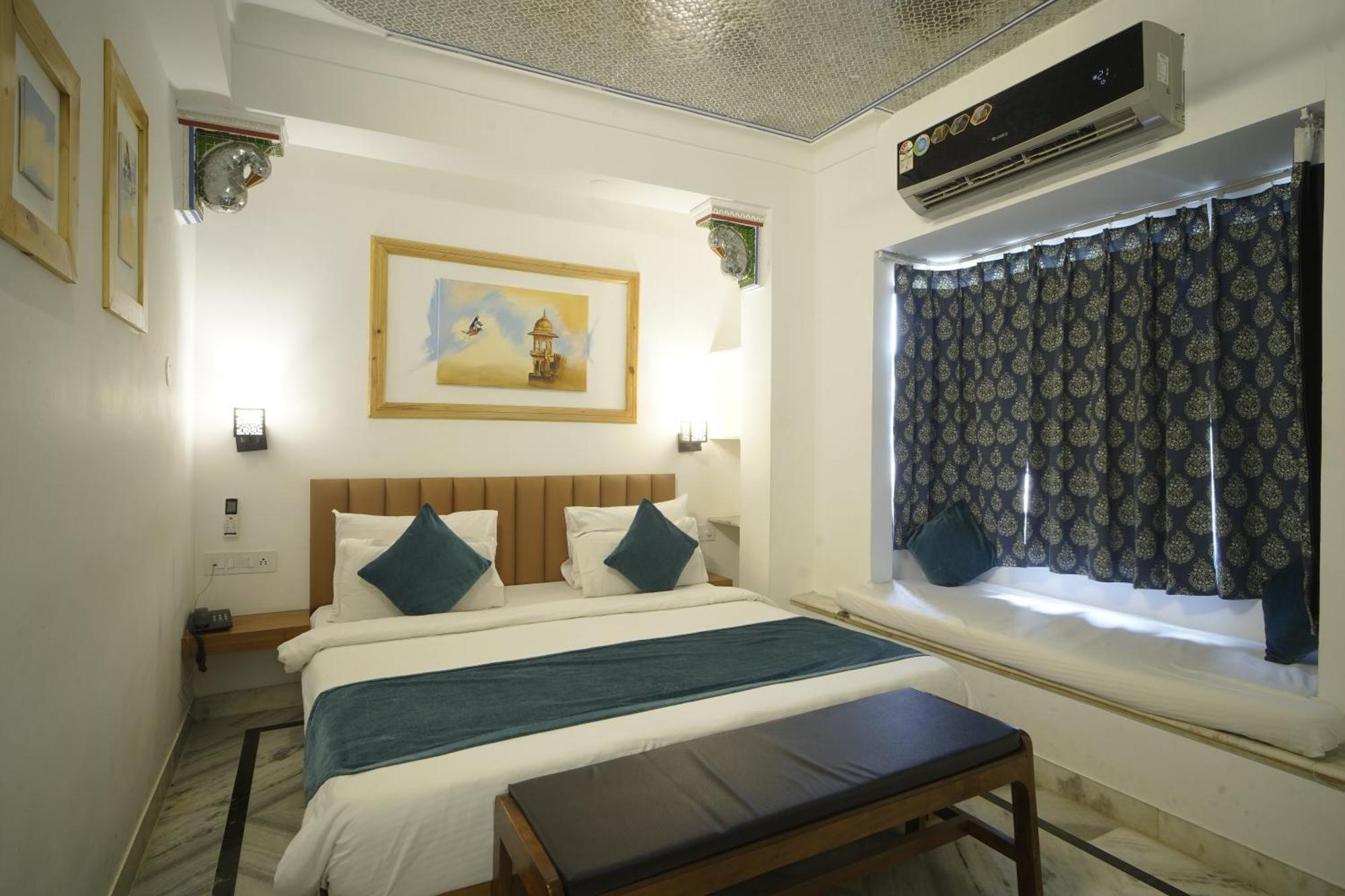Hotel Udai Niwas By The Lake Ουνταϊπούρ Εξωτερικό φωτογραφία