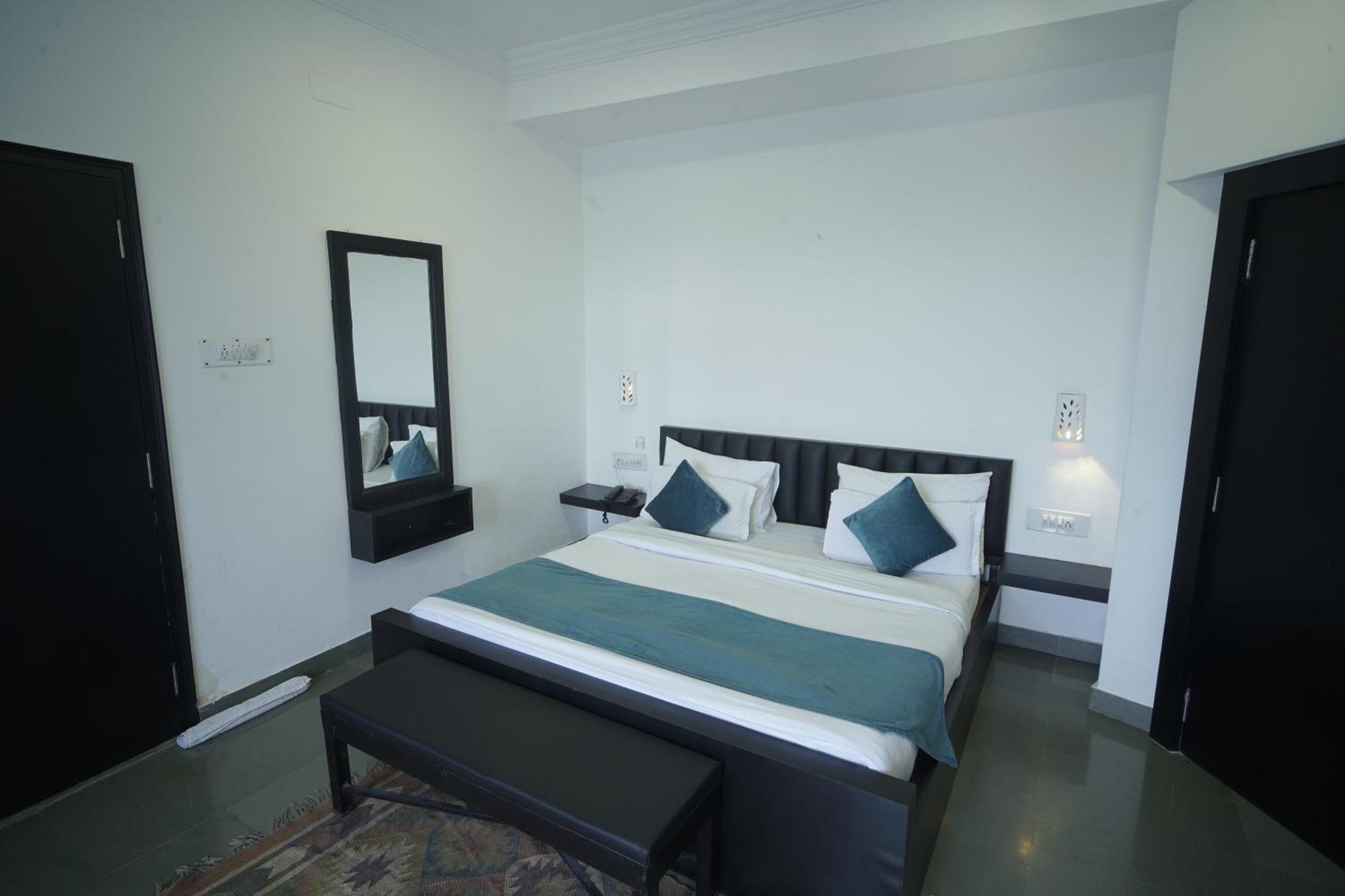 Hotel Udai Niwas By The Lake Ουνταϊπούρ Εξωτερικό φωτογραφία