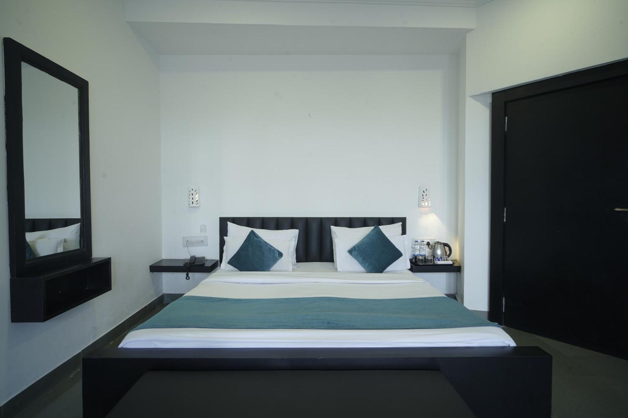 Hotel Udai Niwas By The Lake Ουνταϊπούρ Εξωτερικό φωτογραφία
