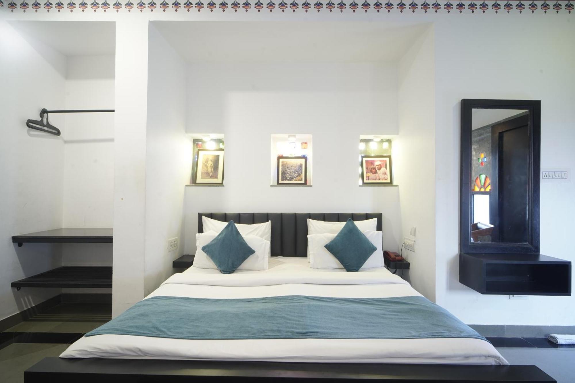 Hotel Udai Niwas By The Lake Ουνταϊπούρ Εξωτερικό φωτογραφία